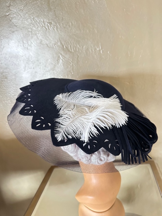 HIGH FASHION VINTAGE NAVY FELT WIDE BRIM HAT + CUTOUTS/CRIN EDGE/FEATHERS main image 5